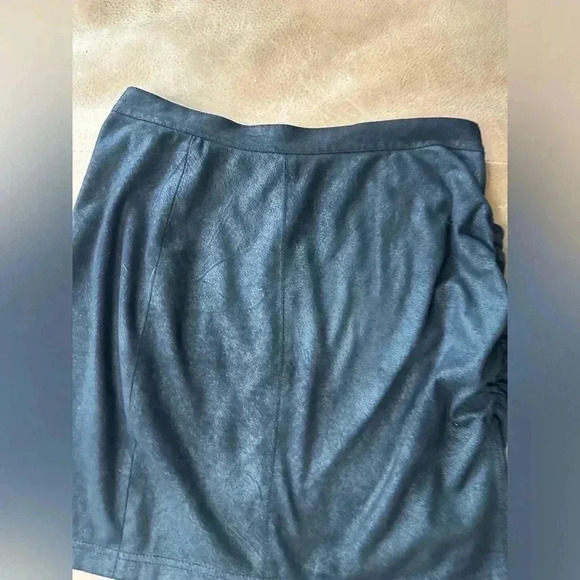 Free People Women's Size XS Ruched Zipper Back Mini Skirt Black Faux Suede - Picture 3 of 10